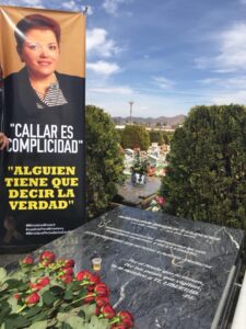 The tomb of journalist Miroslava Breach in the city of Chihuahua constantly has flowers and a banner against impunity in crimes against journalists.