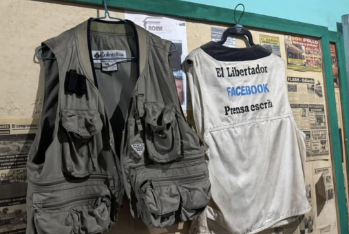 Chalecos de prensa del periodista ecuatoriano Patricio Aguilar.